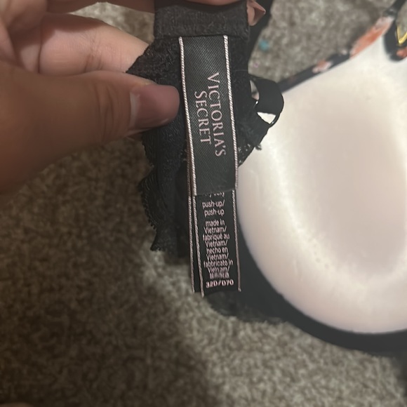 Victoria secret push-up bra - Picture 3 of 3